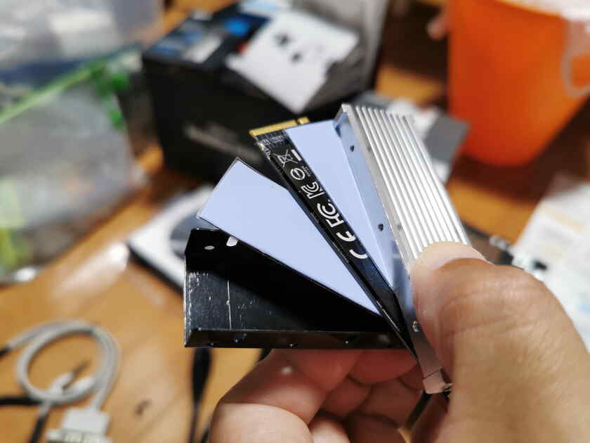 先ずはヒートシンクとSSD、シリコンパッドを説明書通りに重ね、位置などを確認。