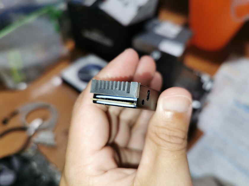 MHQJRH製のヒートシンクとシリコンパッド、M.2のSSDを重ねました。