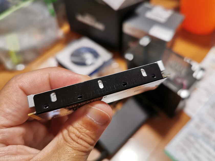 ヒートシンクの横にネジ穴があるので、ネジを締め付けて固定して完了です!