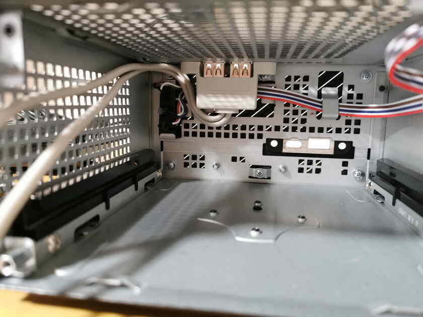 次に恐らくDeskMiniシリーズで一番難易度が高いと思われる、「USB2.0ポートの増設」を行う。ASRockの純正パーツは売切れててなかったので、互換性のある変換名人のUSB2.0 PCIブラケット(増設ポート)を利用しました