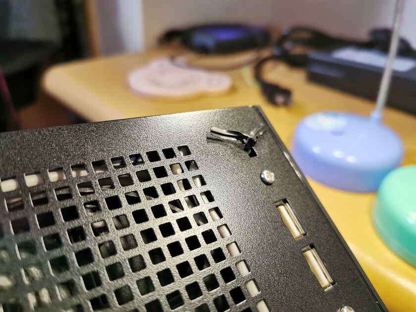 USB2.0増設ポートのケーブルは、画像のようにケースに止めておくと動かないので、作業がしやすくなります。