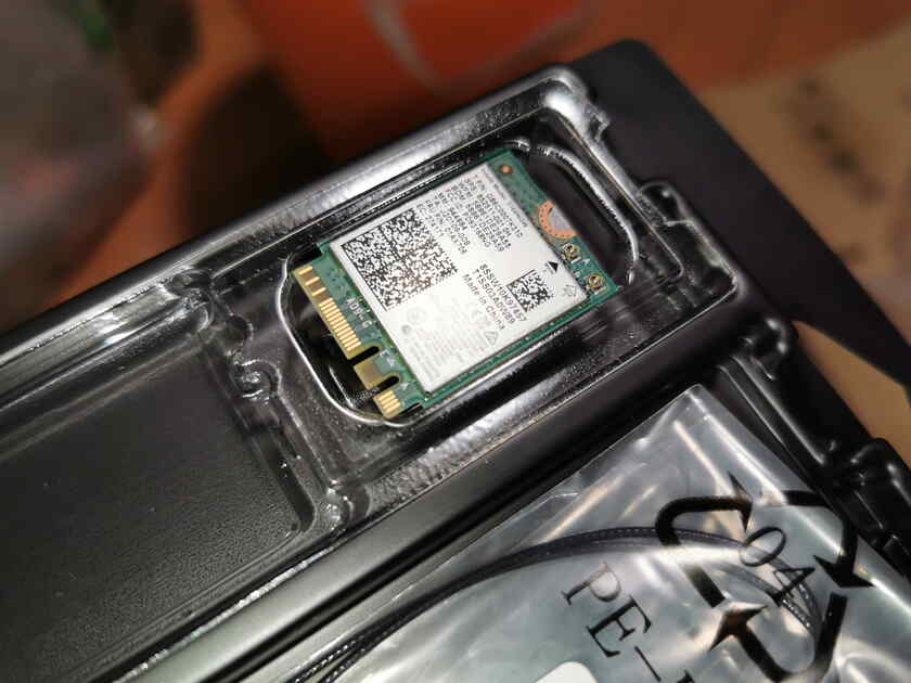 Wi-Fi&BluetoothカードはIntelの3168NGWでした。カードにはアンテナ線を取り付ける為の小さい突起部がありますが、小さいので、細かい部分が見えない方はルーペ等使わないと取り付けられないと思います!