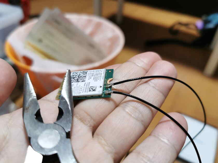 IntelのWi-Fi&Bluetoothカード、3168NGWにアンテナ線を2本取り付け完了!
ペンチを使わなくても、指で感触を探りつつ押さえると、手応えで接続出来た事が分かると思います。