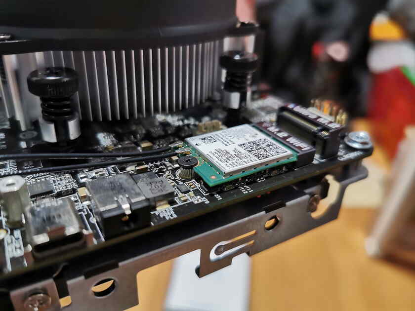 M.2のWi-Fiカードを基盤に取り付けます。ネジで固定するだけです