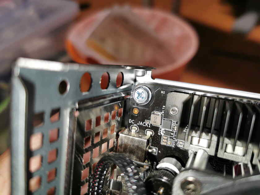 DeskMini A300のケースにアンテナ線とアンテナを取り付けて行きます。