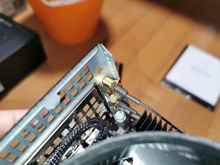 アンテナ線をDeskMini A300のケース内側から外に向かって取り付けます。
その際にアンテナをCPUクーラーに沿って上手く這わせて、たるみがないようにすると、今後ケースを開閉する際に楽です。