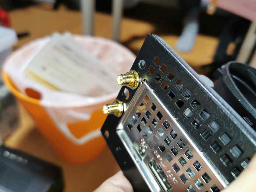 DeskMini A300の外側に、付属の六角ナットを取り付けてアンテナの固定作業は完了です。