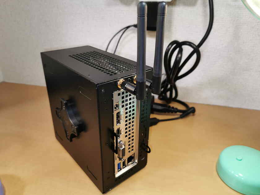 最後に、アンテナ本体を回して取付け、本体の組み立て作業は完成です!