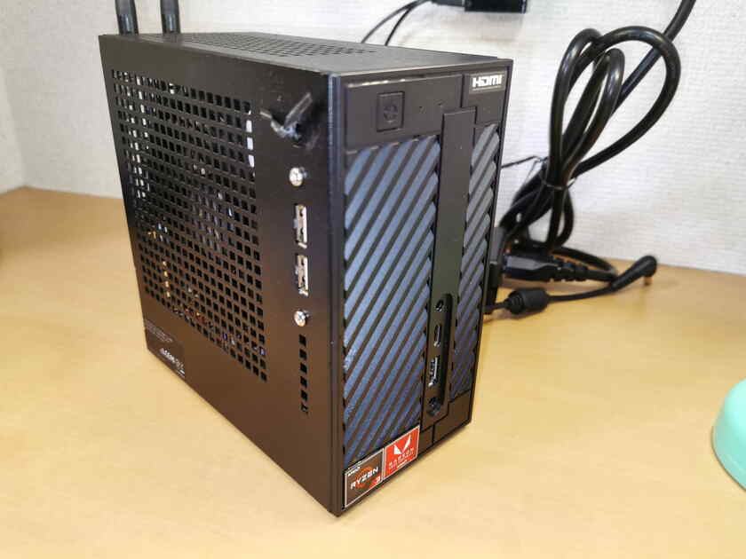 DeskMini A300の組み立ては終わったので、通電してBIOS(UEFI)画面を出してみる事にします。
通常の自作PCならば、ケースに入れる前に通電して配線ミス等確認するところですが、DeskMiniシリーズに関しては、いったん組み上げないと、背面のコネクタにケーブル類が差せない(超絶差しにくい)ので、組み立てた状態で確認します。