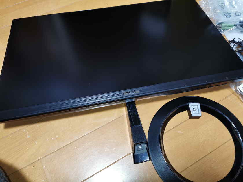 液晶部分と台座が分かれてますが、ドライバーがなくても組み立てられる構造です。