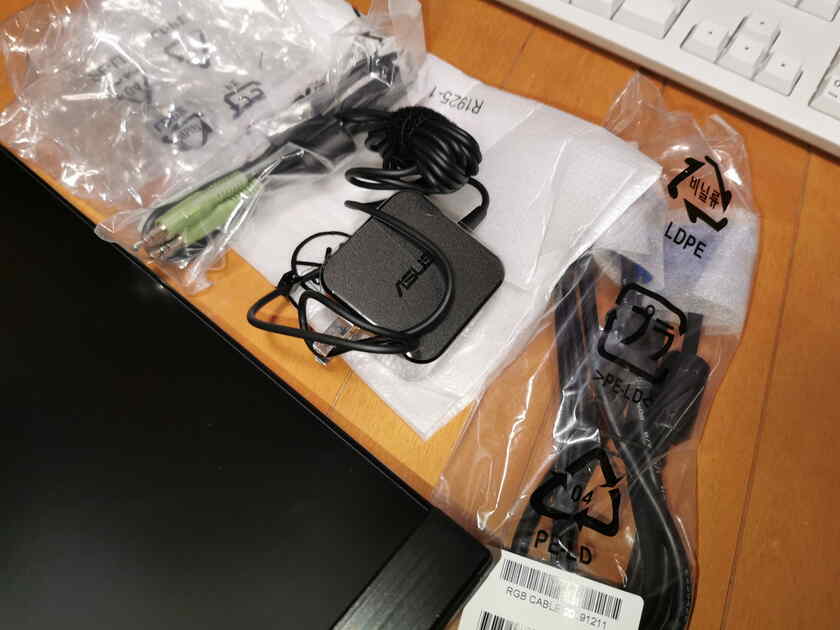 付属品はACアダプターとVGAケーブル、オーディオケーブルの3点でした。