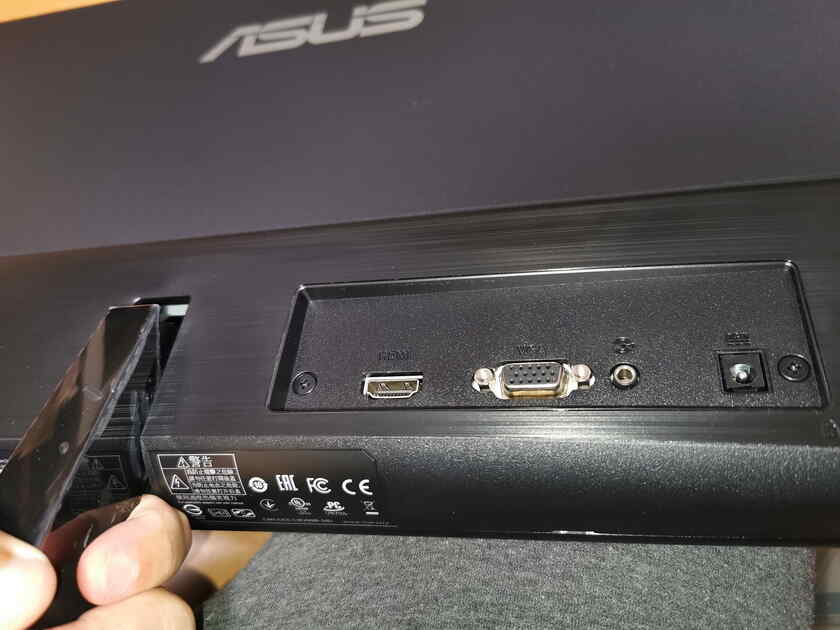 端子類はシンプルで、HDMI端子1つ、VGA端子1つ、オーディオ端子1つです。