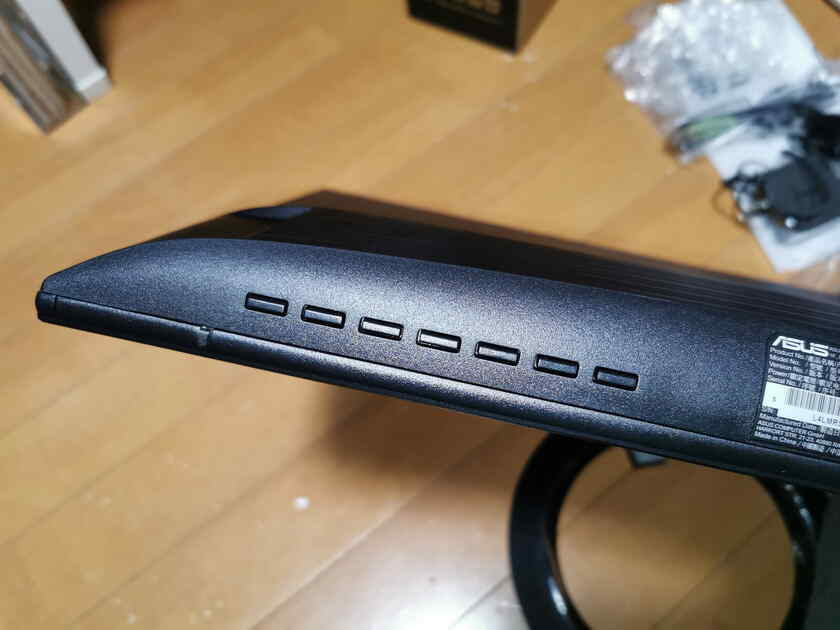 電源や調節ボタンは液晶下部にまとめられています。ブログ適当です!