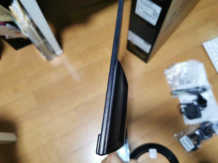 ASUSの23インチモニター、VZ239は薄くて比較的軽く、省電力なのが購入の決め手でした。