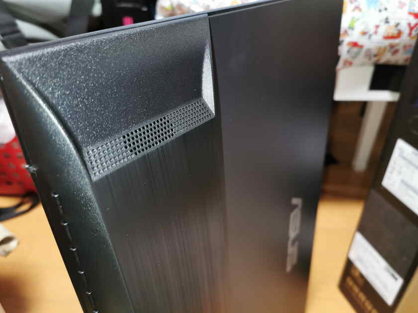 スピーカーは背面に2つあり、音質は値段なりという感じですが、私には音の良しあしがあまり分からないし、気にしてないし、基本ヘッドホンで聞くので問題なし!