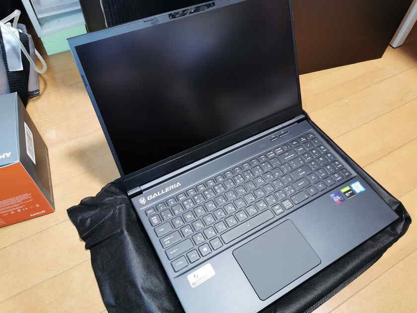 Galleria GCR1650GFは約2kgのモデルで、他に1.84kgのモデルもあります。
このPCについても後日気が向けば使用レポートをブログかVLOGで報告しようかなと思います