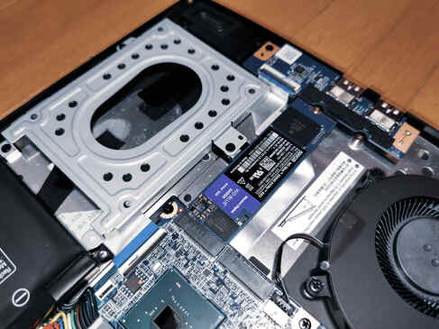 2.5インチのSATA接続のSSDかHDDが増設出来るベイと、なんと、店員が言ってなかったM.2の増設スロットがありました。因みにWDのブルーのNVMeのM.2 SSDが最初からついてたので、お得感があります。