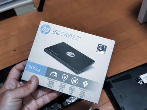 増設するのは4つは買ってる、このコスパの良いhpの500GBのSSDです。