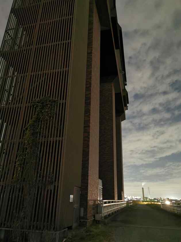 夜の、彩湖下流に位置する荒川第一調整池排水門です。