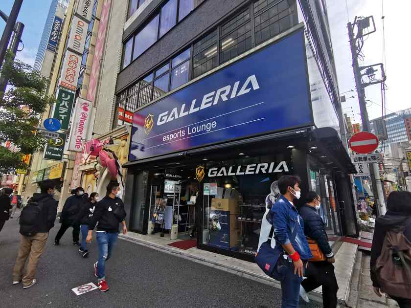ViewSonicのドスパラオリジナルモデルのゲーミングディスプレイ、XG2405は、秋葉原のGalleria esports Loungeで購入しました。