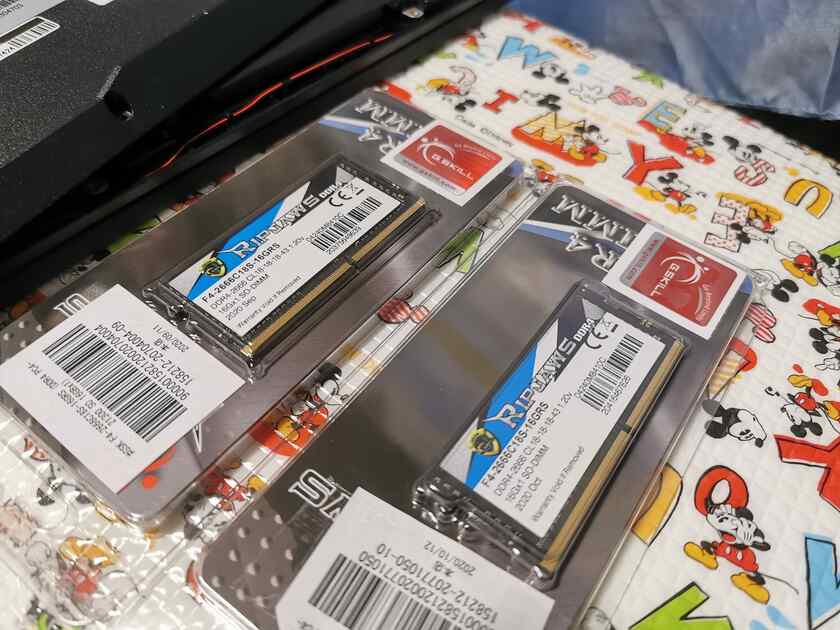 こちらが購入したG.Skillのノート用DDR4-2666メモリ16GB x 2、合計32GBです。