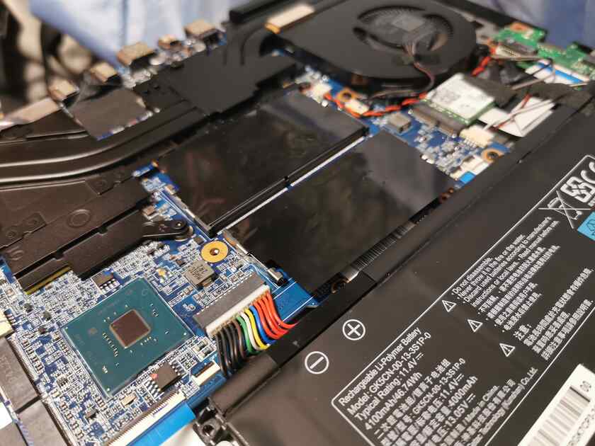 Galleria GCR1650GF、ゲーミングノートPCの裏蓋をサクッと開けて、増設(装着)します。