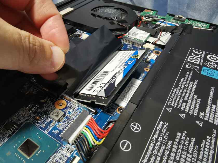 Galleria GCR1650GFへの増設(装着)は簡単。
黒いフィルムの下にメモリスロットがあるので、そこに差し込むだけです。