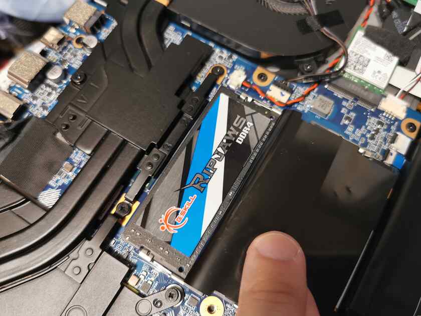 もう片方のスロットにメモリを嵌め込み、増設完了です。