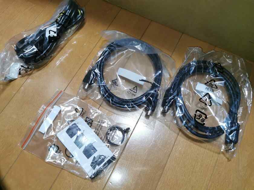 HDMI1.4ケーブル 1.5m x 1、DisplayPort1.2ケーブル 1.5m x1、電源ケーブル 1.5m x 1、保証書と説明書、それと結線の部品。