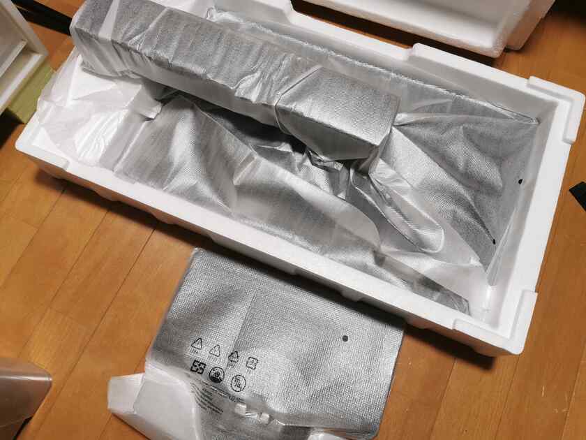 ViewSonic、XG2405液晶本体と台座部分です。
写真の通り骨太で、しっかりとした垂直可動式のアームがついてます。