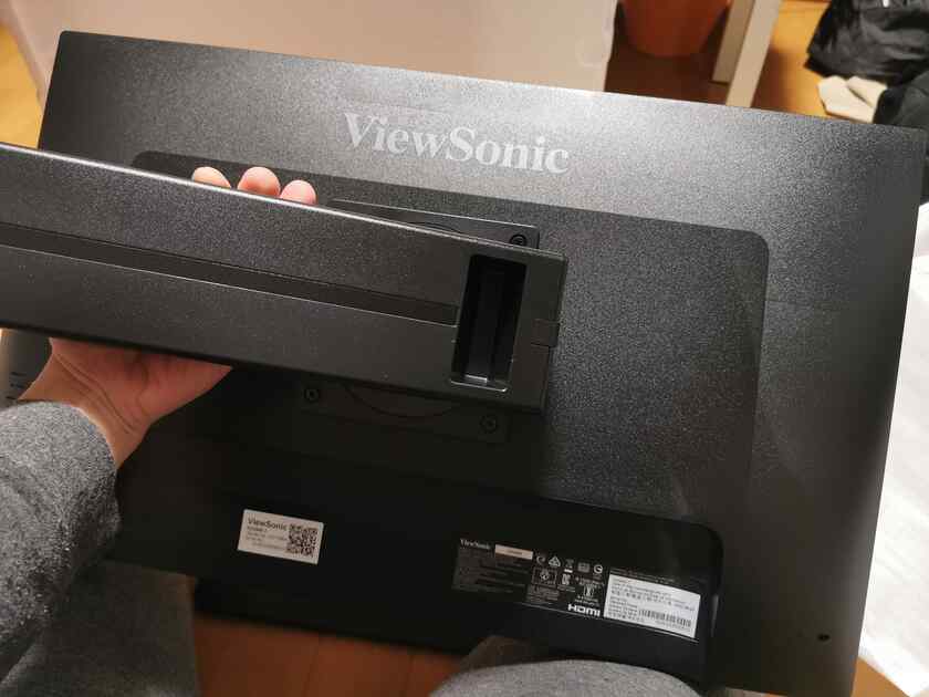 垂直可動式のアーム部分は回転するので、液晶画面を縦にも横にも向きを変えれます。
実は、池袋のLFS(esportsラウンジ、ネカフェ)で違う製品だけど、同じ構造の液晶に触れて、使い勝手がいいので購入を決めたのです♪