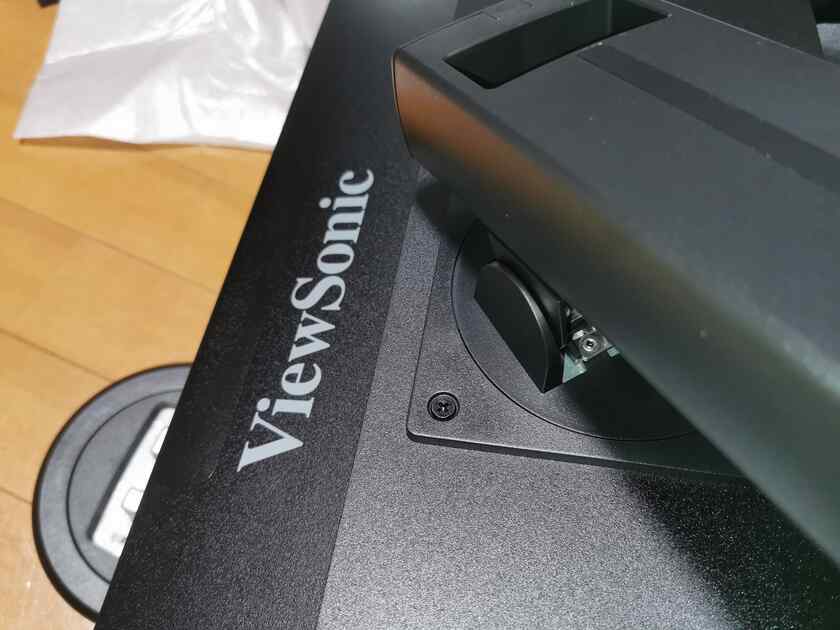 液晶とアームの連結部分の拡大画像です。
再度書きますが、回転するので、縦にも横にも向きを変える事が可能です。