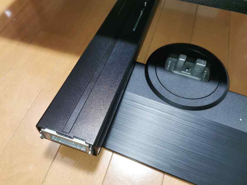 ViewSonicXG2405、台座と液晶を連結する部分の拡大。
ネジなどで固定するのではなく、ただ乗せるだけという、すごくシンプルで設置&分解しやすい構造です。