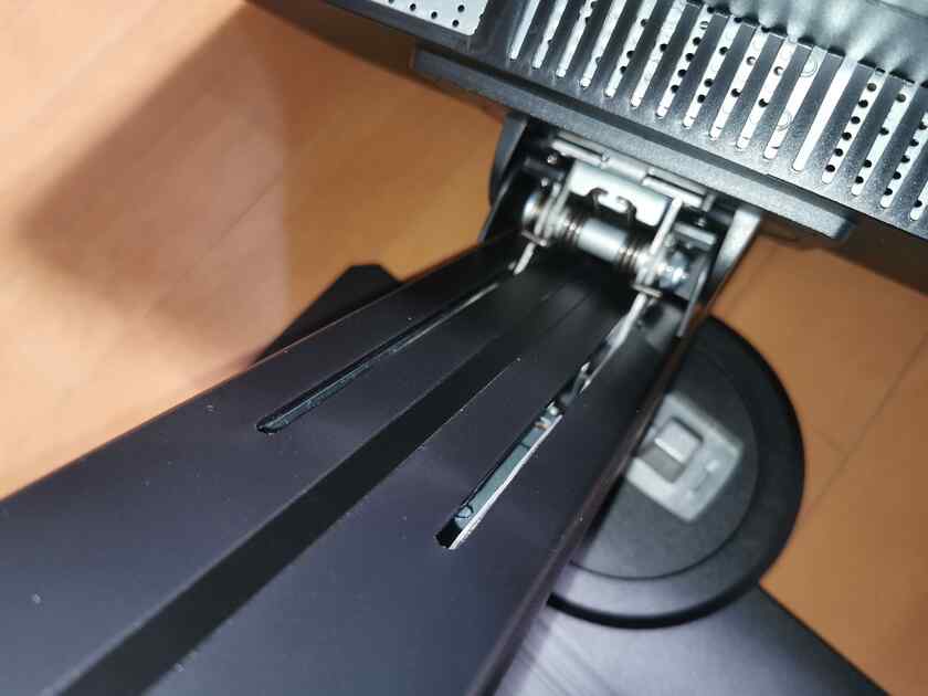 垂直可動式のアーム部分ですが、液晶を上から押すと下に位置調整出来、下から持ち上げると上に位置調整可能です。