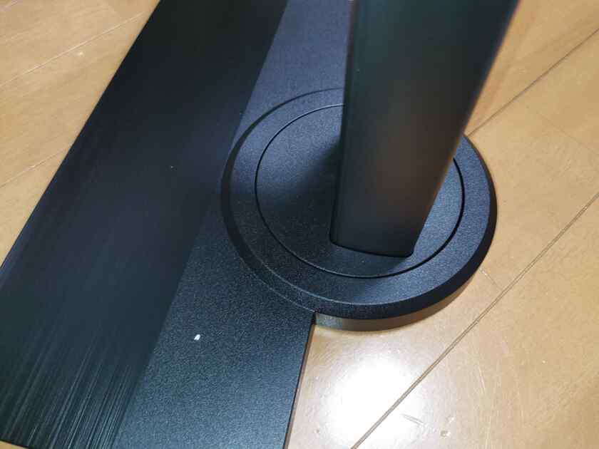 台座部分も回転するので、簡単に左右に位置調整が可能です。