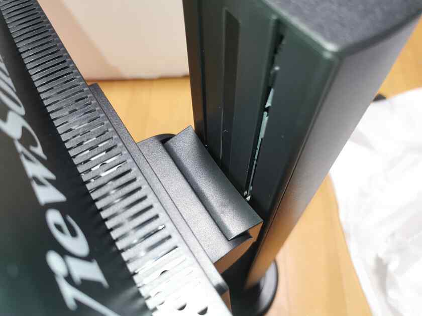 液晶と垂直可動式のアーム部分は上下に可動するので、液晶自体の上下位置調整も可能です。