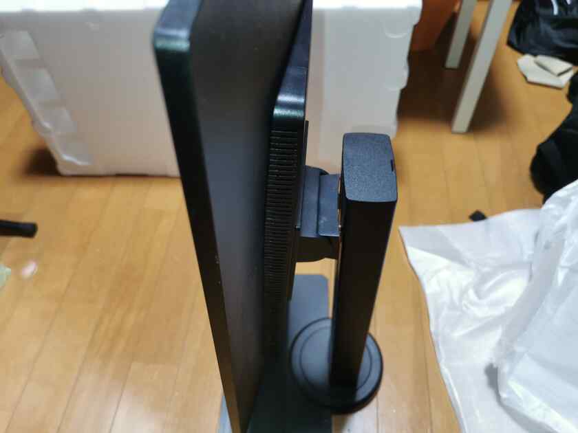 利用する場面は現状ないですが、ViewSonic、XG2405の液晶を縦にしてみました。