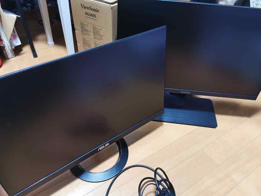 ASUSのFHDの23インチモニター、VZ239とViewSonic、XG2405の比較です。
大きさはあまり変わりませんが、重さが違いますw