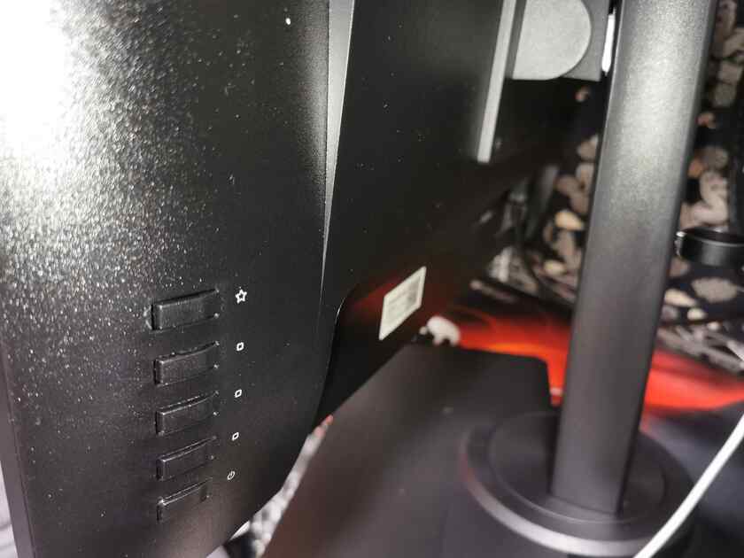 ViewSonic、XG2405のディスプレイ背面にボタンが5つあり、他の液晶と同様、設定画面で上下左右へ移動し、決定、キャンセル、戻る等が出来ます。