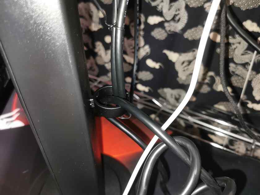 配線をまとめる事が出来る部品をアーム部分に取り付け、ケDisplayPortケーブルと電源ケーブルをまとめました。