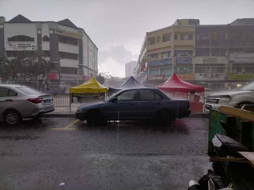 クアラルンプール、Orange eSprots Cafe 前で大雨にあう。