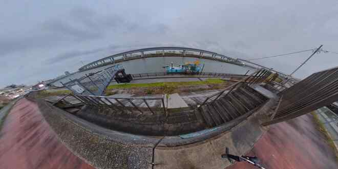 中川、競艇場所付近ですが、たも網が届く高さですね