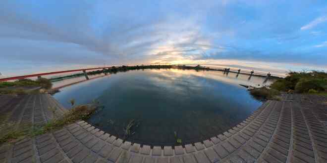 秋ヶ瀬橋と秋ヶ瀬取水堰の間から眺める夕日