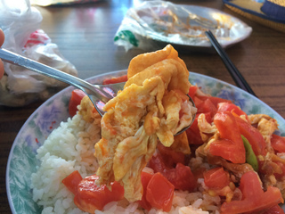 トルファン観光@大河沿鎮でトマトと卵炒めご飯を食す