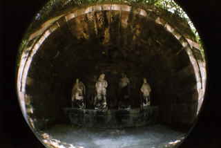 2009年の中国旅行、重慶の石窟にてLomographyのfisheye2で撮影