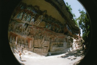 2009年の中国旅行、重慶の石窟にてLomographyのfisheye2で撮影