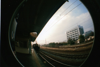 2009年、寄居にてLomographyのfisheye2でSL機関車を撮影