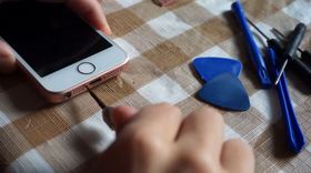 12_iPhone SEを特殊ネジで固定して組み立て完了！