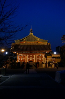 夜の上野、不忍池弁天財