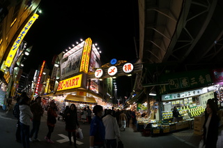 夜の上野のアメ横